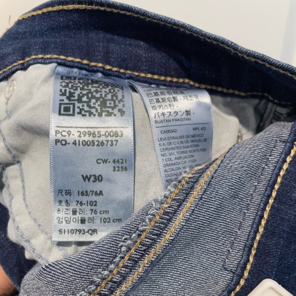 Levi’s Vintage Medium Dark Wash Mid Rise Stretch Cuff Jean Shorts in Size 30 - Picture 3 of 6